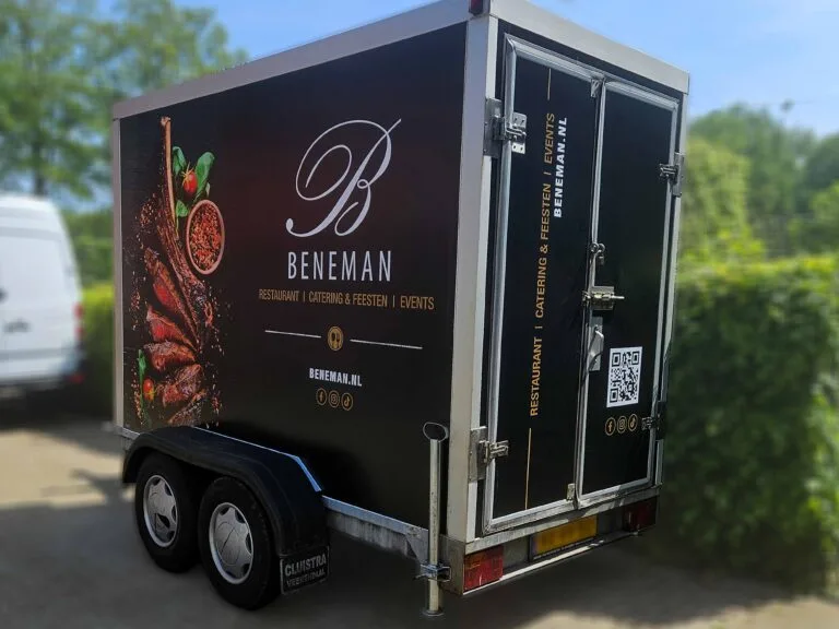Belettering koelwagen restaurant Beneman vormgeving ontwerp